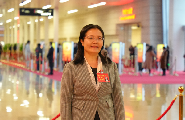 省人大代表、肇慶中學(xué)黨委書記陳淑玲：構(gòu)建“家校社醫(yī)” 青少年心理支持網(wǎng)絡(luò)