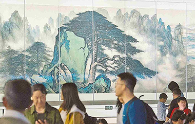 廣東美術(shù)百年大展在滬人氣火爆 精品力作匯聚一堂 中外游客排隊(duì)打卡