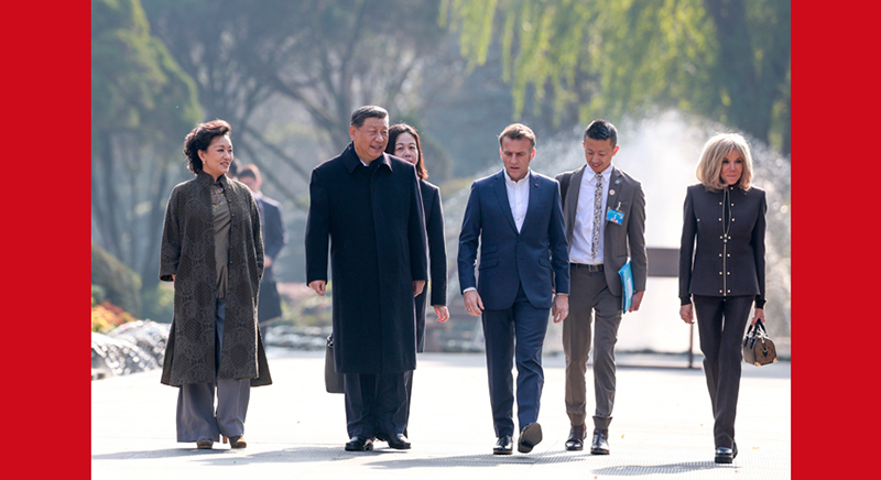 習(xí)近平同法國總統(tǒng)馬克龍在成都進行友好交流